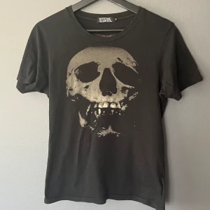 Hysteric Glamour T-shirt - Skull tee från hysteric glamour, använd i bra skick. Köpt av en trusted seller via Grailed. Hör av er för mer frågor eller bilder.