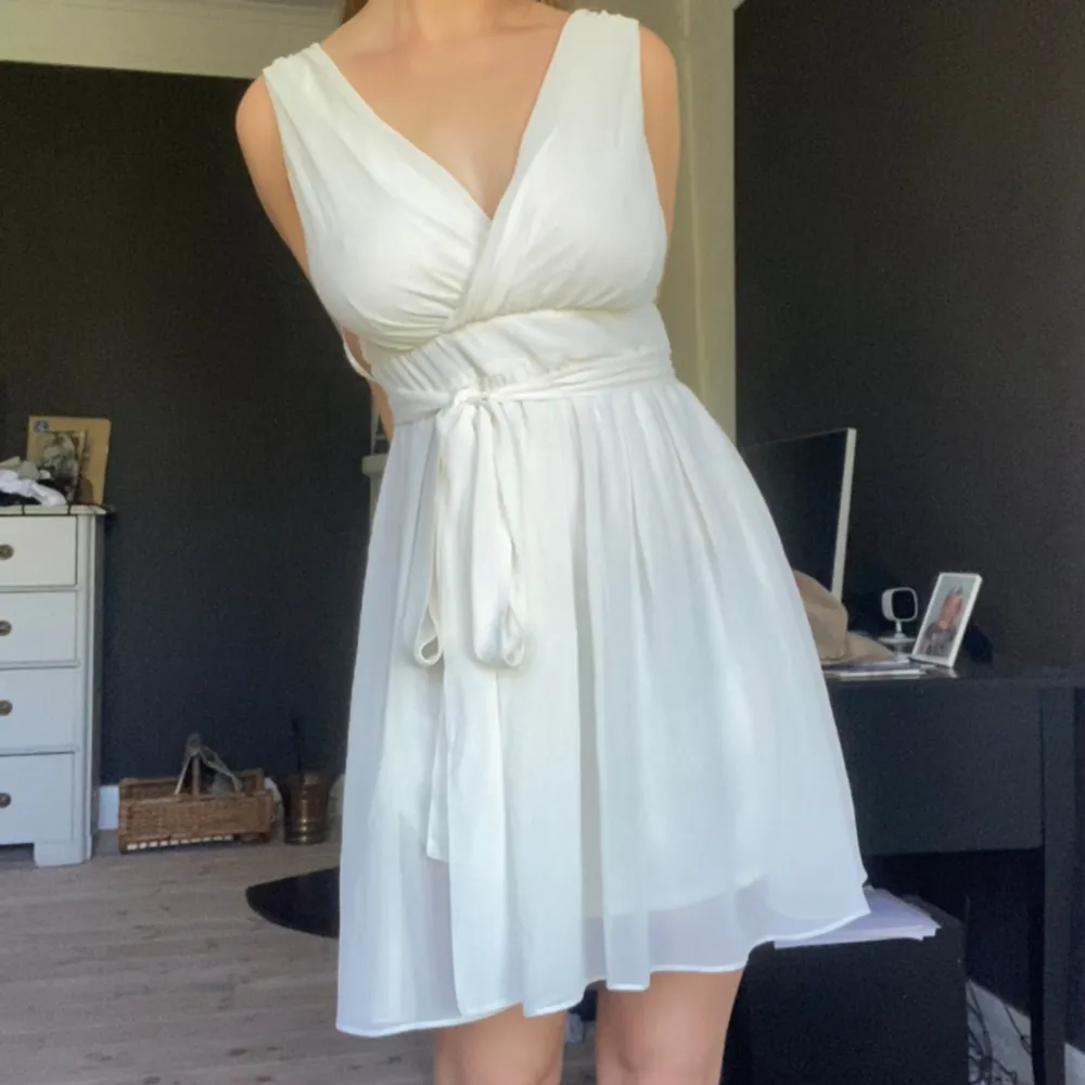 Säljer en superfin vit klänning, perfekt till studenten! Inga defekter och väldig skön med insydd dragkedja i ryggen! . Klänningar.
