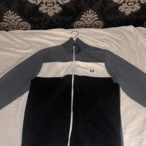 Fred perry zipper - Storlek S En färgfläck som formodligen går bort med rätt medel.