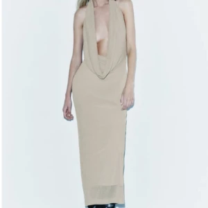 Zara klänning  - Jättesnygg lång halterneck klänning från zara! Aldrig använd, prislapp kvar! Guld/ champagne färgad.  