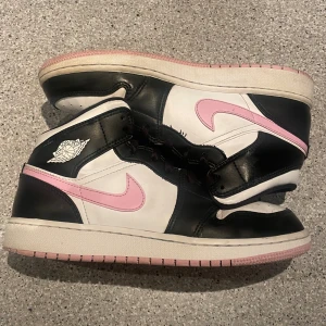JORDAN 1 MID "LIGHT ARCTIC PINK” - Ett par jordan 1. Använda fåtal gånger och så gott som nyskick. Priset går att diskuteras. Har kvar lådan och den får man självfallet med vid köp av skorna💓