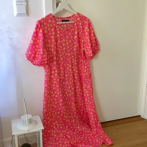 Sommarklänning i underbar färg - Säljer denna fina sommarklänning i otroligt fint skick, oanvänd!  Längden är till knäna. NeonRosa i färgen. 