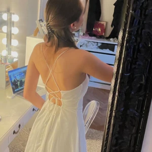 Studentklänning - Säljer denna super snygga studentklänningen från bubbleroom i storlek 32💕använt endast en gång!