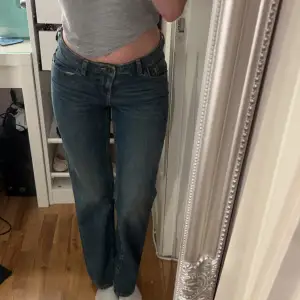 Lågmidjade raka jeans i storlkek 34, de är aldrig använda (jag är 168 för referens)