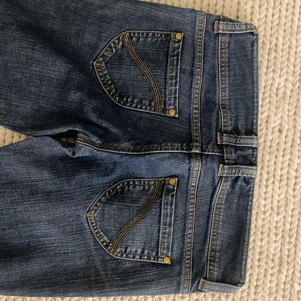 Skit snygga lågmidjade jeans köpta secondhand! Är lite korta på mig som är 170 men. Lite slitna längst ner annars jätte bra skick❤️. Jeans & Byxor.