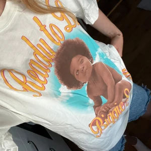 T-shirt med tryck - En jättesnygg t-shirt med tryck ”Biggie Smalls” från Carlings. Använd fåtal gånger.  Storlek S men väldigt loose fit och unisex-modell. Bra skick 🩵 (Pris från början 399kr)