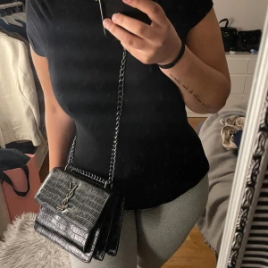YSL väska - Ysl väska köpt på en insta hemsida för 1100, ser jättebra ut och är i bra skick. Pris kan diskuteras vid snabb köp 