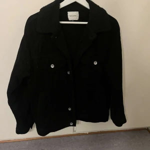 Svart Jacka  - Helt ny  jacka, den är i nyskick. Har endast legat i garderoben och aldrig används. Den är i st S. 
