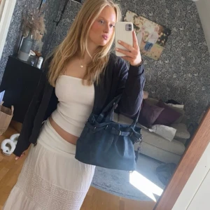 Grå tunn bomber jacka💘 - Snygg bomberjacka i jättebra skick, står st 40/L men är mer som XS/S. Säljer då den var för liten för mig, pris går att diskutera💕