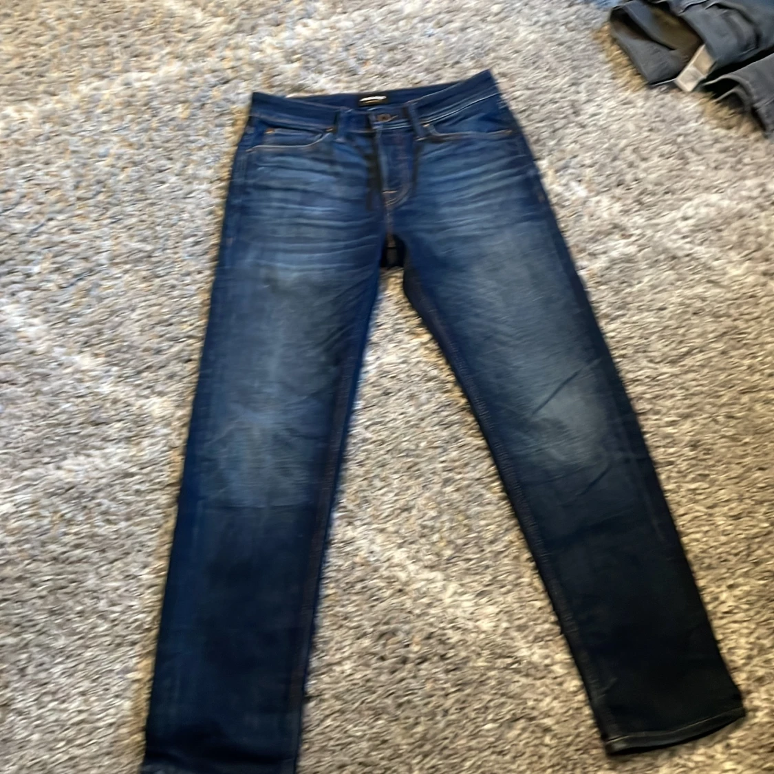 Säljer ett par jack and Jones jeans i väldigt bra skick använt kanske Max 10 gånger ny pris 900 säljer dom för 300 måsye bara bli av med dom.