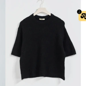 Stickad tahirt - Svart stickad T-shirt ifrån Gina tricot, väldigt fint skick då den knappt är använd 💗