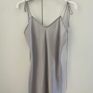 Slipklänning - Superfin satinklänning som jag råkade beställa två av och glömt att lämna tillbaka, inga defekter💕 TRYCK INTE PÅ KÖP NU! 120kr + frakt