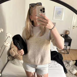 Beige tröja  - Säljer denna så fina populära tre kvartsärmade stickade tröja, från början strl L men sitter ungefär som s/m. Hör av er vid intresse!💓💓💓  
