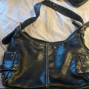 Vintage väska - Svart axelremsväska i läder
