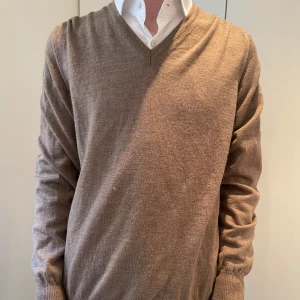 J.Lindberg tröja  - V-ringad J.lindberg tröja i merino. Storlek XL men sitter som M och är i bra skick.