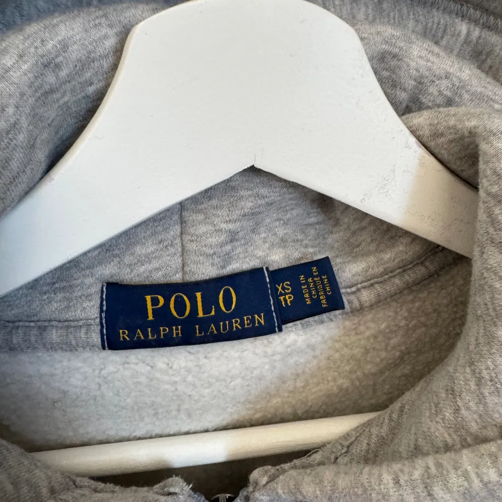 Säljer en väldigt sparsamt använd hoodie från Ralph Lauren. Storlek XS, men passar S också. 🧸. Hoodies.