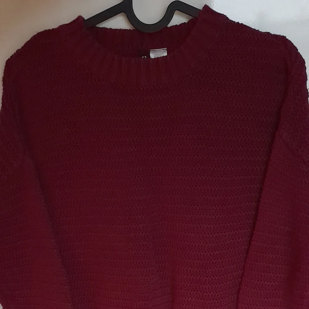 En vinröd stickad tröja från H&M, knappt använt.  Storlek XS . Tröjor & Koftor.
