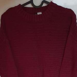 En vinröd stickad tröja från H&M, knappt använt.  Storlek XS 