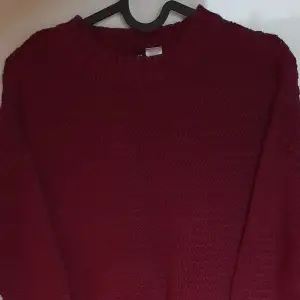 En vinröd stickad tröja från H&M, knappt använt.  Storlek XS 
