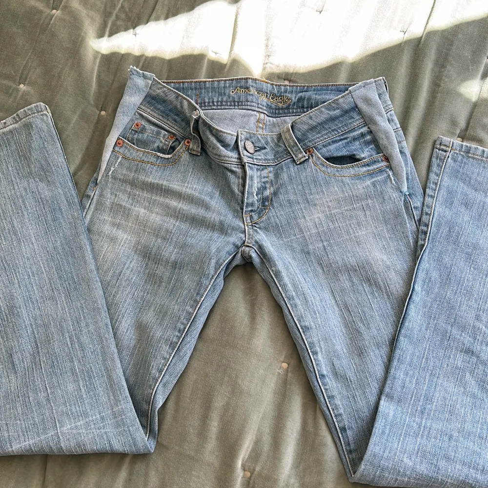 säljer dessa as snygga lågmidjade american eagle jeans! jag har sytt på kanterna men det ger en extra detalj, måttet tvärs över ca 39/40 cm💋🩷helt nya inte använda bara provat på, inga defekter💝🩵. Jeans & Byxor.