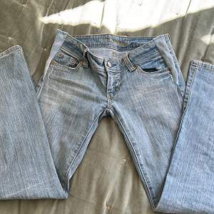 säljer dessa as snygga lågmidjade american eagle jeans! jag har sytt på kanterna men det ger en extra detalj, måttet tvärs över ca 39/40 cm💋🩷helt nya inte använda bara provat på, inga defekter💝🩵