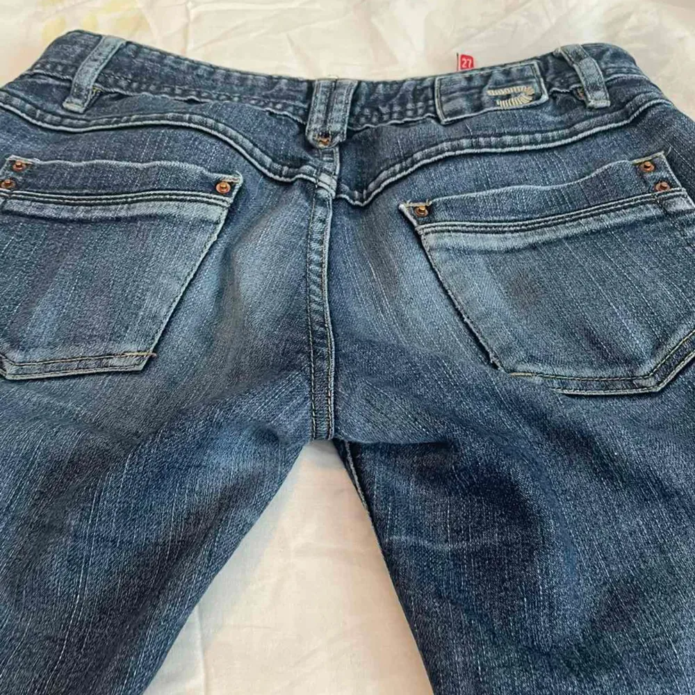 Säljer dessa lågmidjade jeans från Denim division, men den har ett gult streck vid knäna som inte syns så mycket.. Jeans & Byxor.