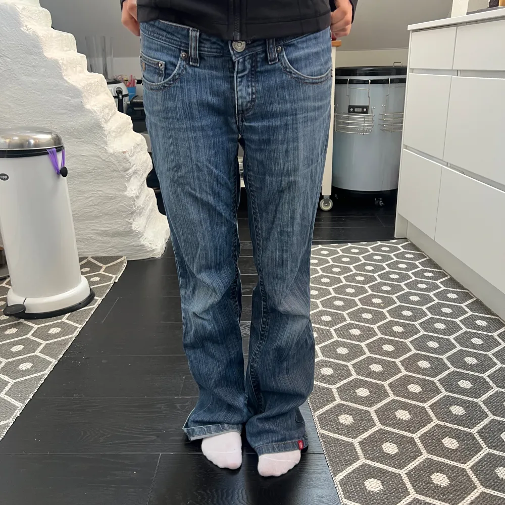 Så coola jeans. 42 cm rakt över. Har ett litet hål vid hälen men inget som syns tydligt!❤️. Jeans & Byxor.