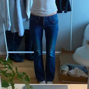 Blå bootcut jeans från G-Star!! Innerbredslängd 73 cm (jag är 1.66 för referens) midjemått takräcke ca 35 cm. Ordinarie pris 999kr 