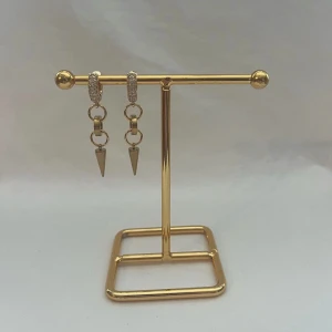 Örhängen  - Super snygg örhängen! Finns i guld men kan göra liknande i silver.  Köp för 109kr/st Eller 199kr/paret. Modell 129 Smyckes ställningen finns även att köpa för 299kr!