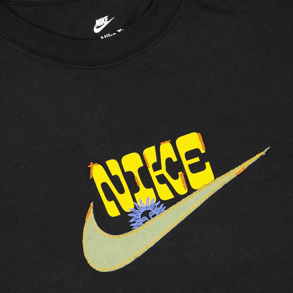 Säljer den här feta Nike tischan, den är nästan helt oanvänd och i 10/10 skick👍. T-shirts.