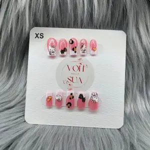 XS: 14 mm, 11 mm, 11,5 mm, 10 mm, 8 mm , Fransk manikyr med glittrig rosa bas och hello kitty stickers på. Vid frågor kontakta mig annars ”köp nu”, skickas inom 24h ✨💕