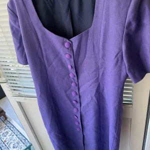 Vintage klänning  - Jättefin vintage klänning i lilla ,elegant ,sitter tight 😍