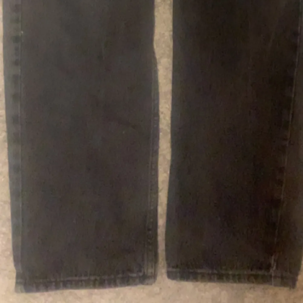 Jättesköna skate jeans med bra passform 🔥🔥 Har använts Max 4 gånger pågrund av att den inte passa mig . Jeans & Byxor.