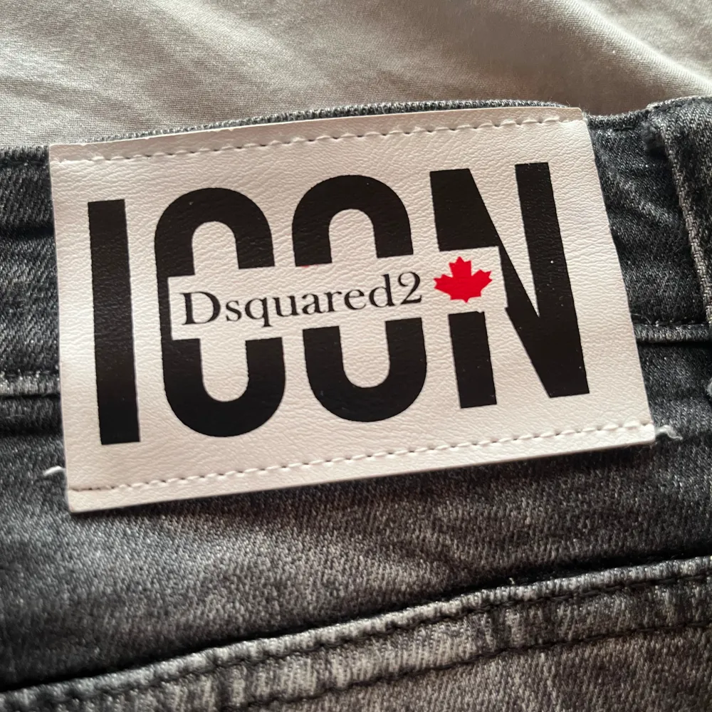 dsquared2 jeans  Äkta köpte för 9700  Använda få gånger   Byteshandel funkar också för byxorna . Jeans & Byxor.