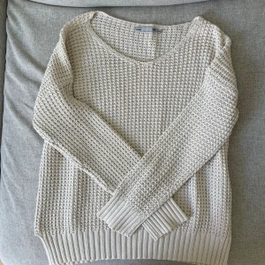 Stickad tröja  - Stickad tröja i creme färg. Bra skick. Hårdare stickad, så blir inte nopprig.