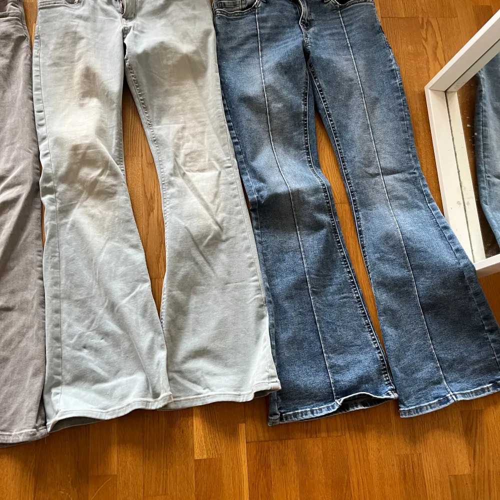 5 jeans från zara och Gina tricot i storlek 152.  4 low waist bootcut modell 1 straight leg modell   Säljer alla för 500kr annars 150kr styck.. Jeans & Byxor.
