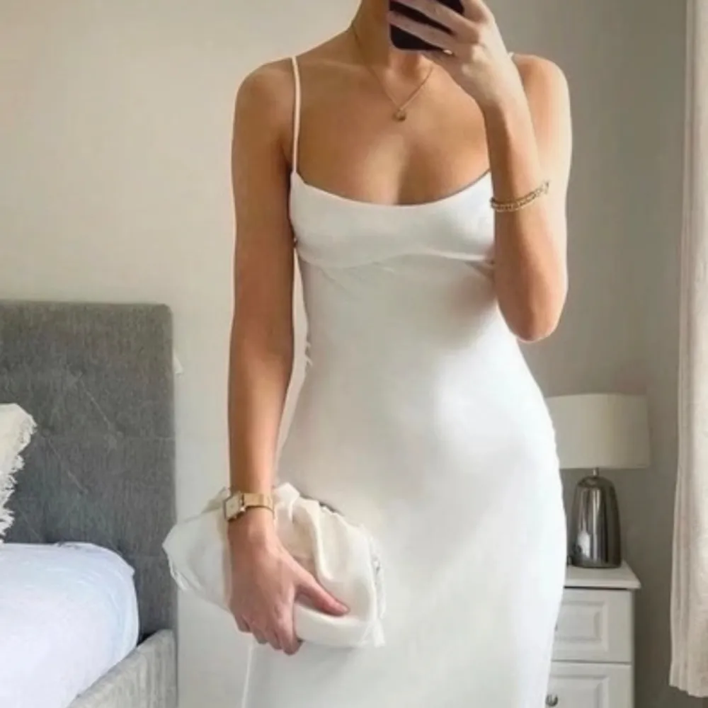 Så snygg vit viral klänning från zara som tyvärr inte säljs längre, endast använd en gång, perfekt till studenten 💕(1a och 3e bilden är lånade) köp för 400 vid snabb affär 💕🔥. Klänningar.