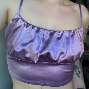 Lila crop top - Supersöt lila crop top i storlek M, fint skick. Kan passa S, som jag brukar ha mestadels. 