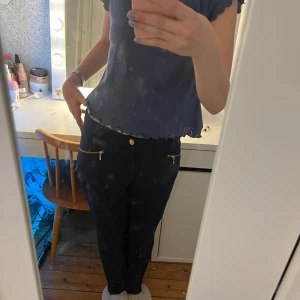 Marinblå kostymbyxa  - Marnblå kostymbyxor med dragkedjor  Priset går att diskutera  Har aldrig använt 