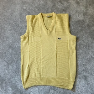 Vintage Lacoste Vest - Säljer denna vintage knitwear lacoste vesten, markerad som storlek XXL men passar mer som L - M.  