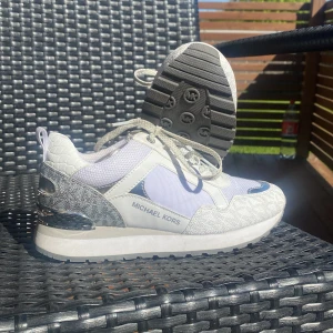 Michael kors skor - Använt knappt 3 gånger. Köpte de för 1800, säljer för 900 