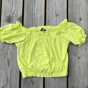 Unik topp från Ginatricot - En superfin unik neon-gul topp från Ginatricot i perfekt skick! Perfekt till sommaren ☺️