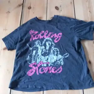 Rolling-stones t-shirt köpt på h&m I bra skick! ✧⋆ ˚｡⋆୨☆୧⋆ ˚｡⋆✧ 
