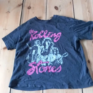 Rolling-stones t-shirt - Rolling-stones t-shirt köpt på h&m I bra skick! ✧⋆ ˚｡⋆୨☆୧⋆ ˚｡⋆✧ 