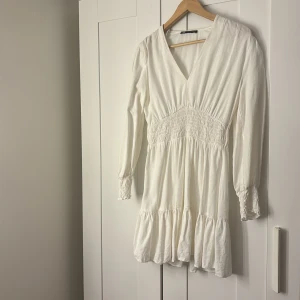 Vit sommar klänning  - Jätte fin vit sommar klänning från zara. Storlek xs. 