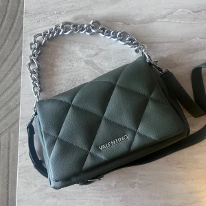Valentino väska - Grön rymlig väska från valentino. Går att bära både som crossbody och axelrem (avtagbara remmar). Säljes då den aldrig kommer till användning 🤎