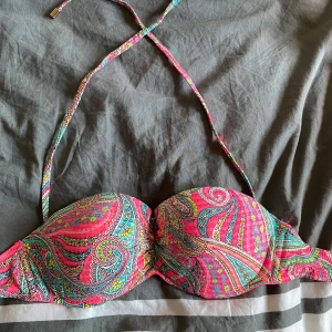 Mönstrad bikinitopp - Fin bikinitopp med push up med häftigt mönster, aldrig använd endast prövad💓