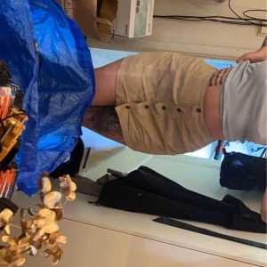 Läderkjol  - 100% läder, skulle behöva strykas, har legat och dammat i några år och knappt använd 