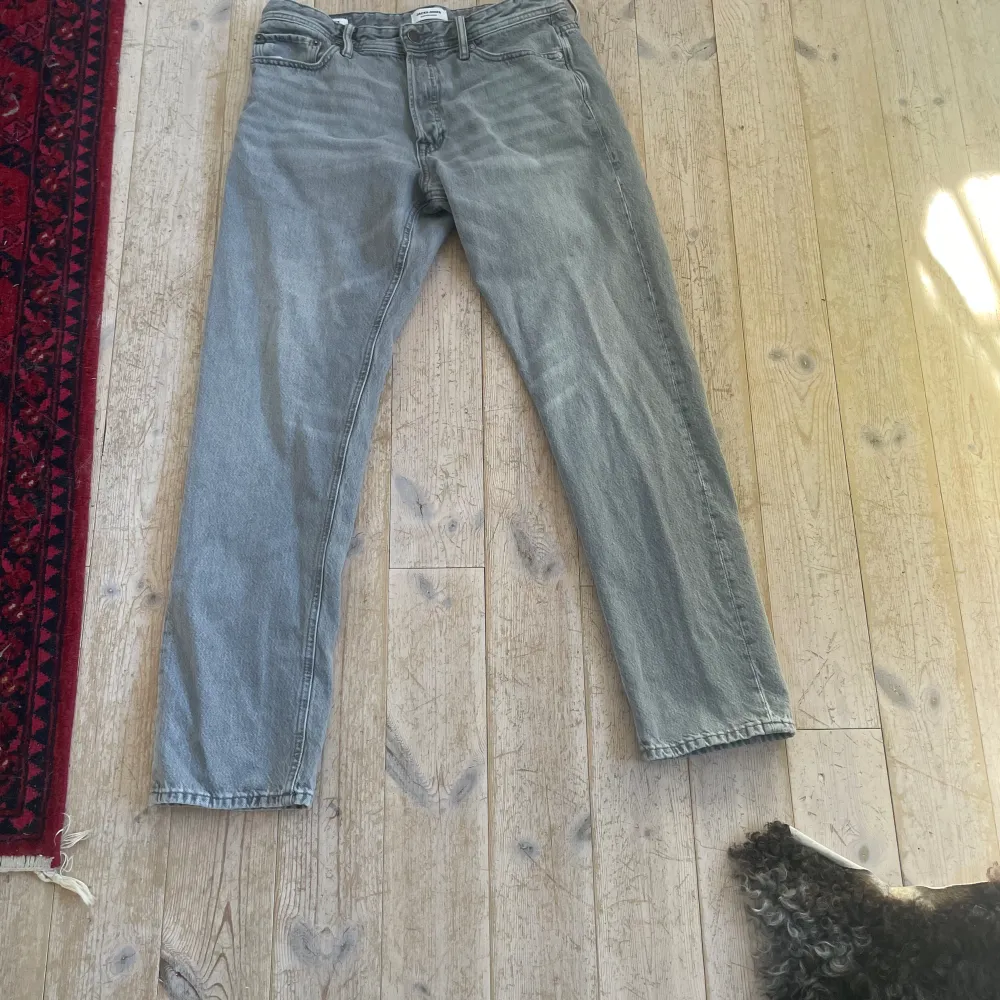As feta men Basic loose chris jeans från Jack o Jones  Använd va 3 ggr 33 w 34 L. Jeans & Byxor.