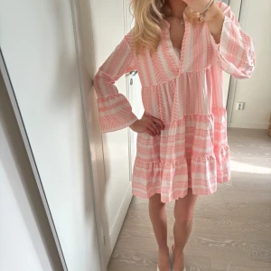 Klänning  - Superfin klänning som aldrig använts💕 köpt på en marknad utomlands och står tyvärr inget märke 